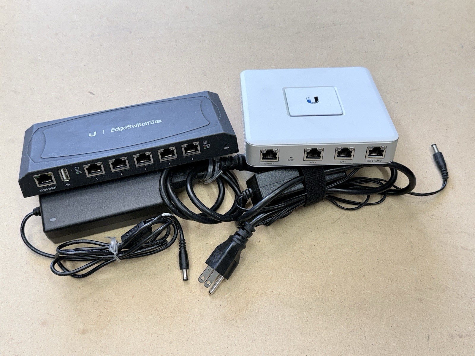 Ubiquiti Networks 5XP Edge Switch + USG Gateway with Power Supply