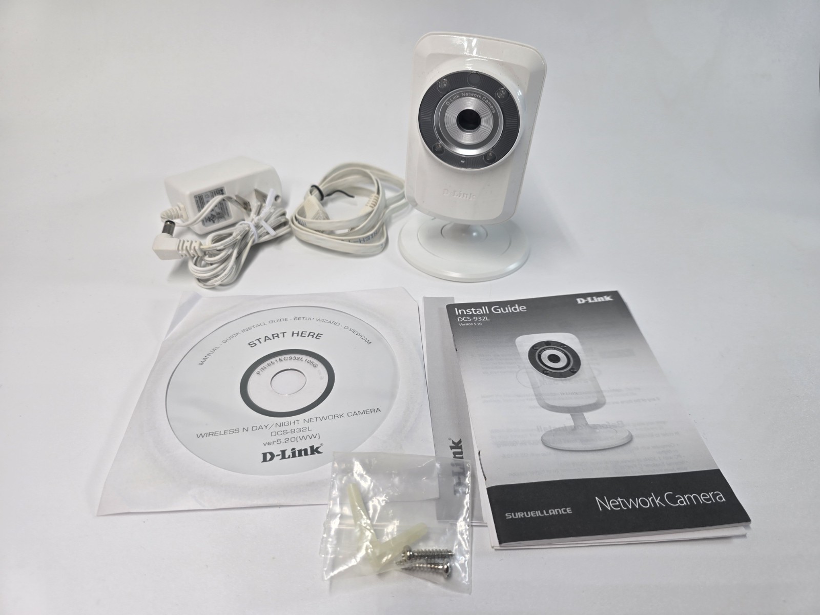 D-Link DCS-932L Web Cam w/ Power Plug Install Disc Day Night WiFi Monitor