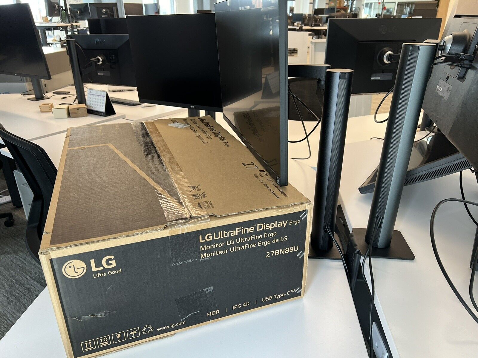 LG UltraFine Ergo 27'' IPS UHD 4K Monitor - Black (27BN88U-B)