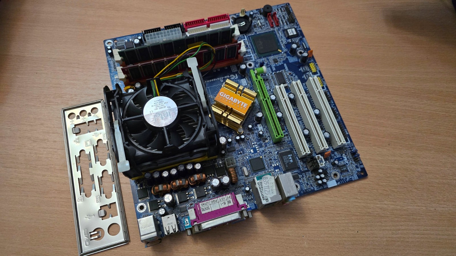 Gigabyte GA-8IG1000MK + Intel Pentium 4 3GHz CPU and 1GB RAM - Test OK