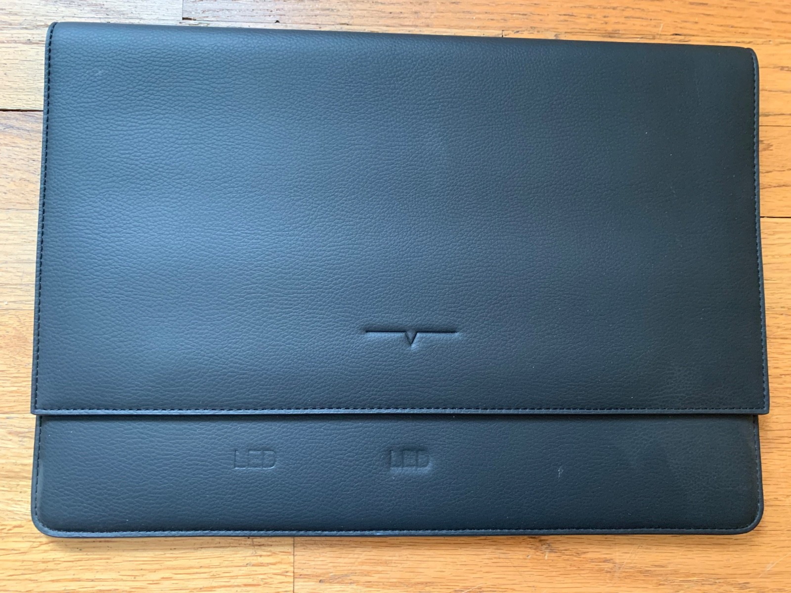 New Von Holzhausen MacBook Portfolio 14 in vegan Leather Cover black AS IS LED