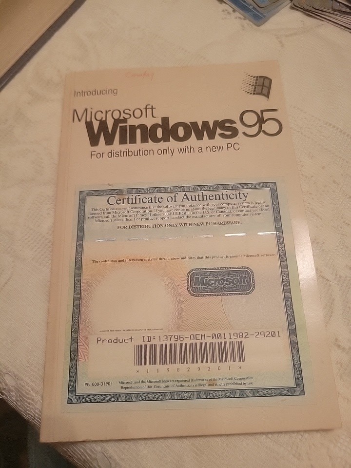 Windows 95 Booklet/Manual & Certificate Of Authenticity Floppy Disk ed. No disks