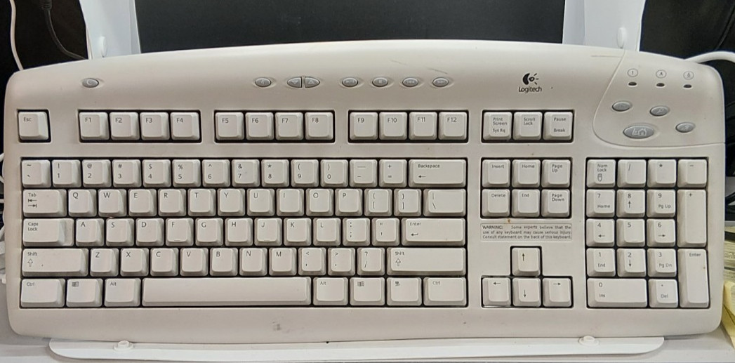 Logitech Internet Multimedia PS/2 Keyboard Model Y-SE8