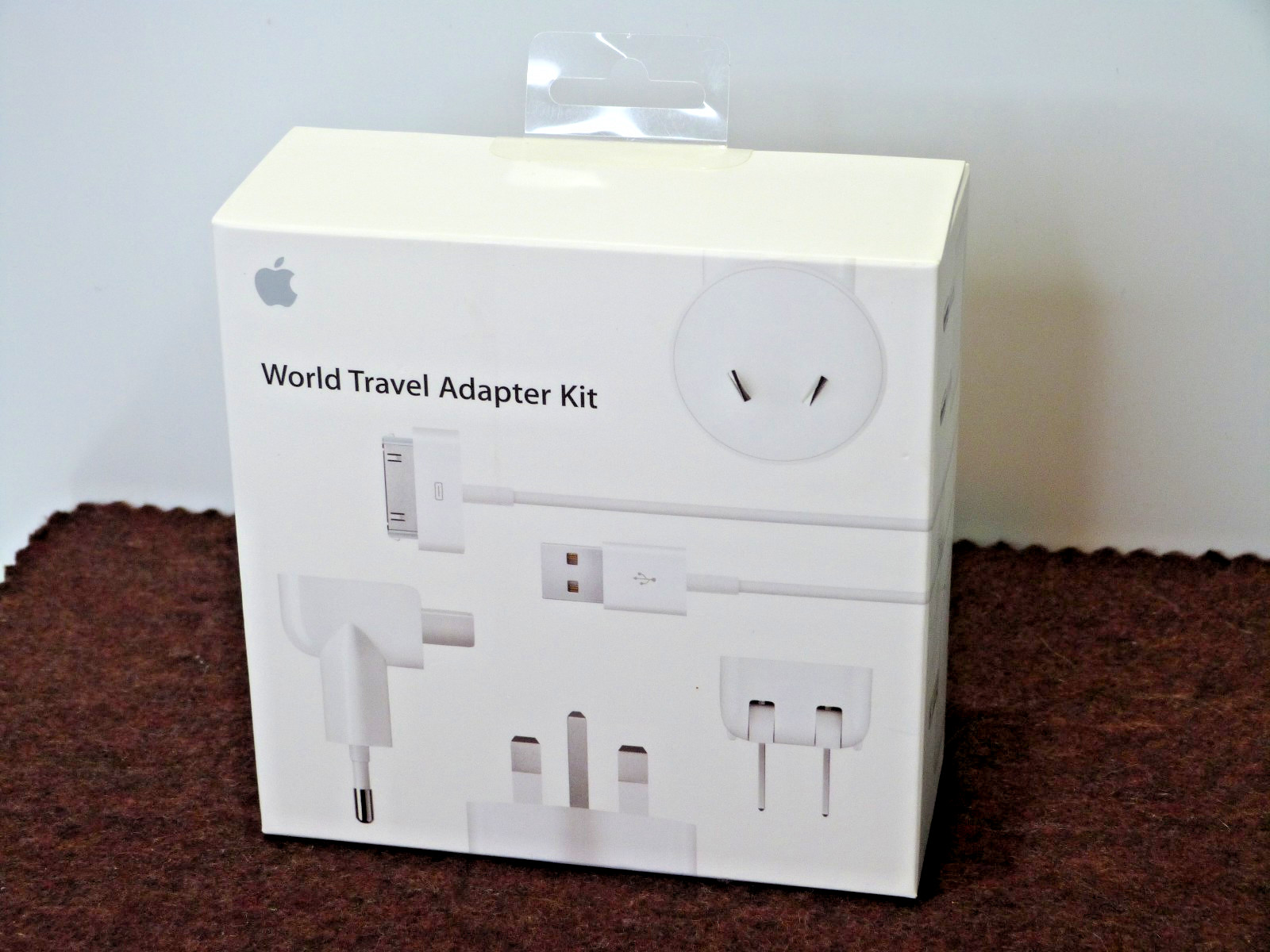 NEW SEALED Apple World Travel Adapter Kit MB974ZM/B w/ iPad iPhone iPod