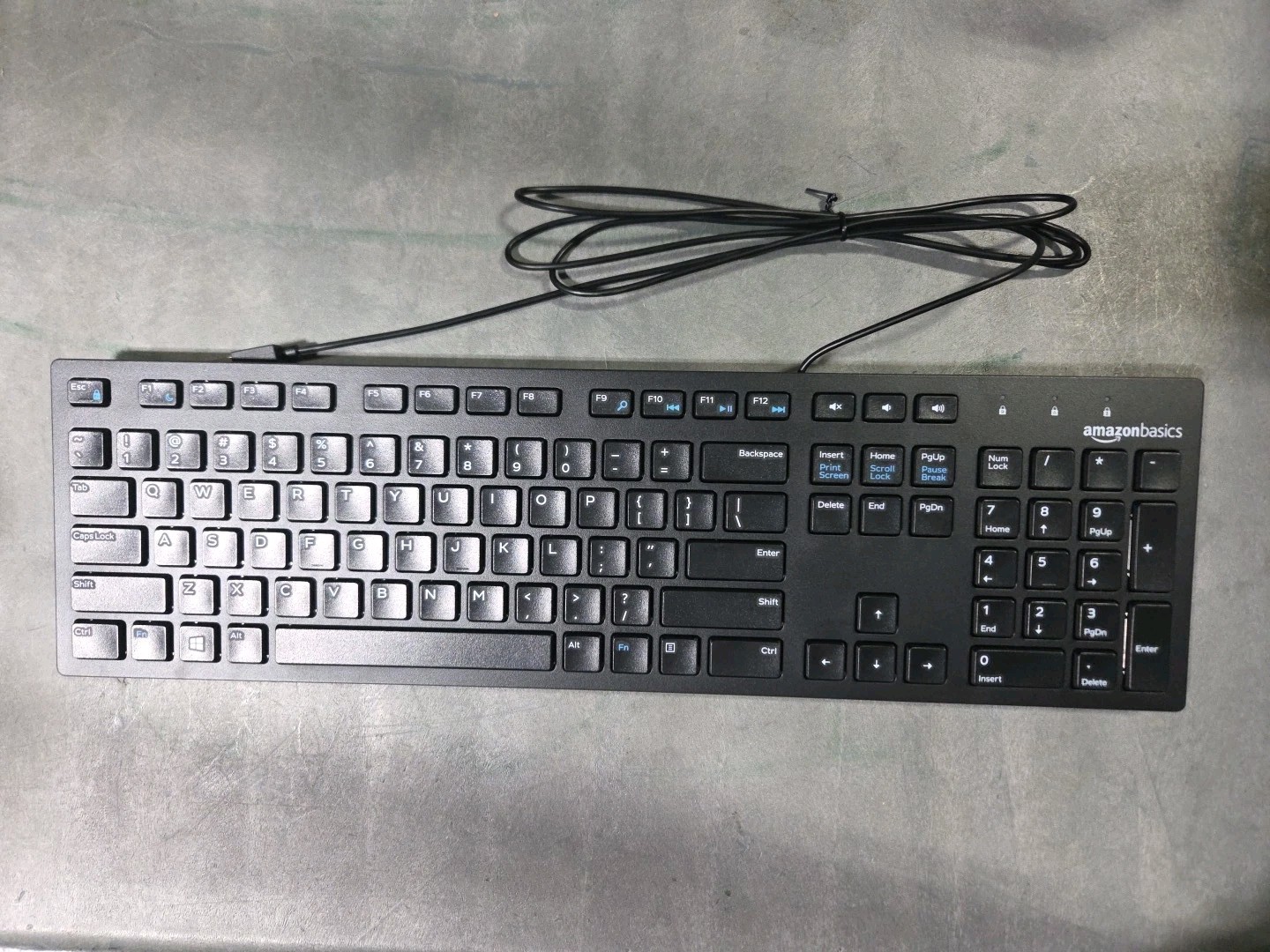  Amazon Basics Wired Keyboard, Full-Sized, QWERTY Layout, Black MD005