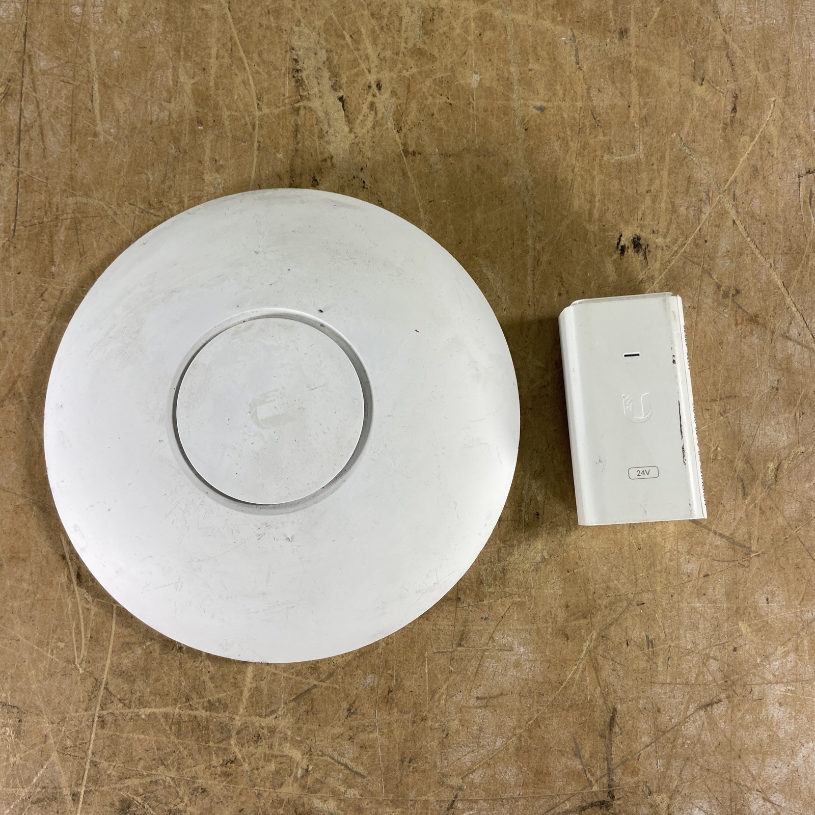 UBIQUITI UNIFI UAP- AC-LR LONG RANGE WIRELESS ACCESS POINT W/ POE ADAPTER