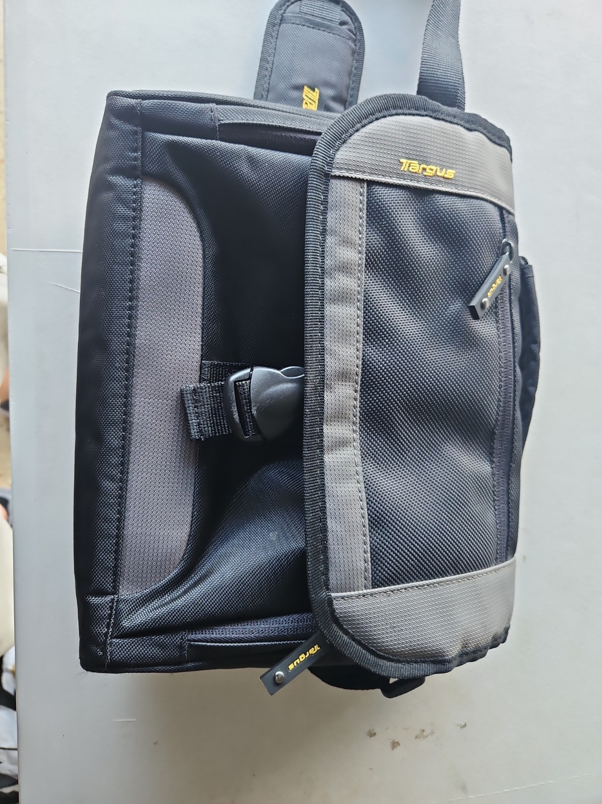 Targus CityGear Mini Messenger iPad Tablet Bag Soft Case 12”x9”