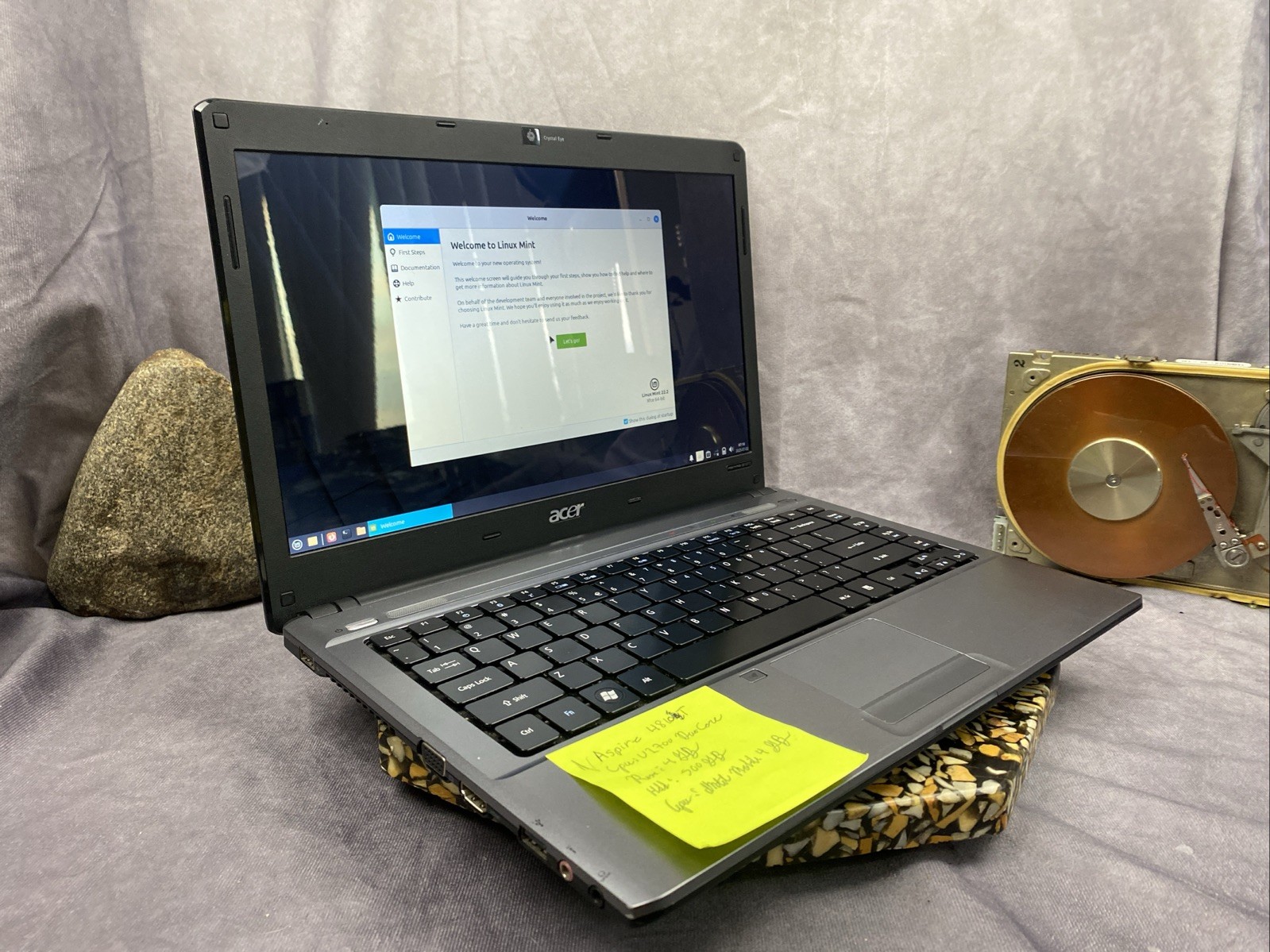 Acer Aspire Timeline 4810T 14" (Intel Core Solo U2700 / 4GB RAM / No Charger)