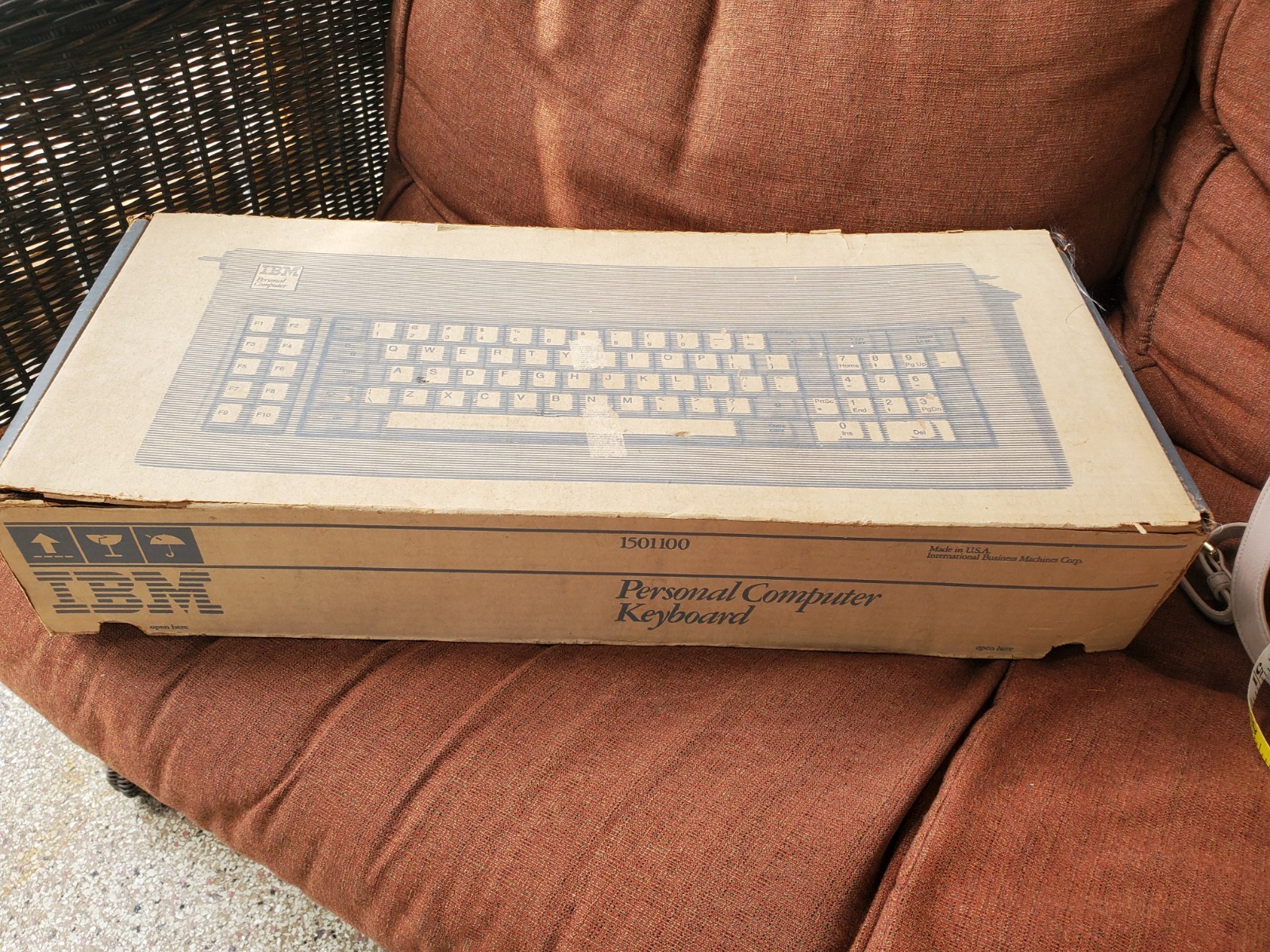 AUTHENTIC OEM - IBM Vintage Personal Computer Keyboard 1501100 BOX ONLY