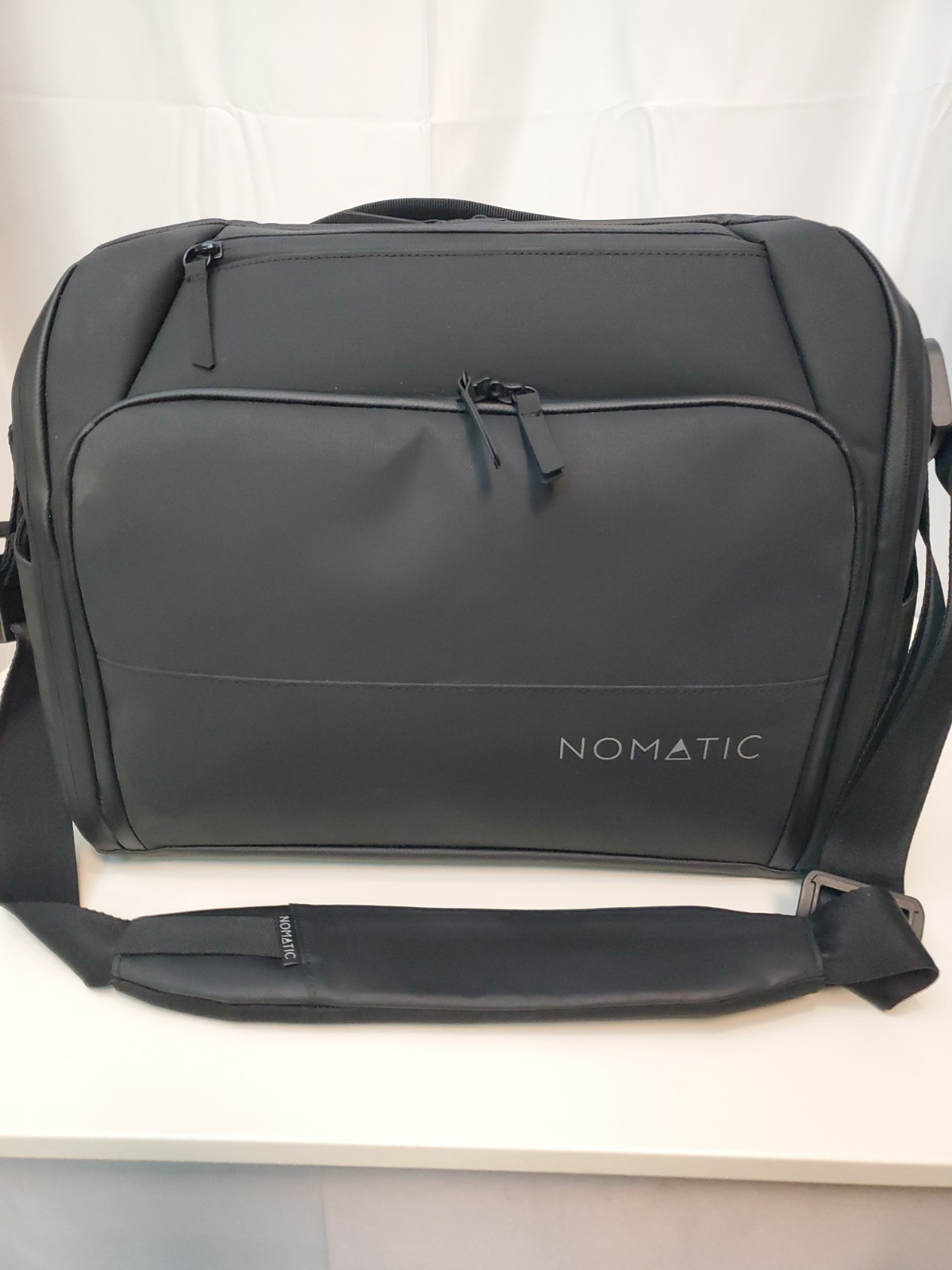 Nomatic Messenger Bag, Magnetic Shoulder Strap, Excellent Cond., MSRP: $299.99