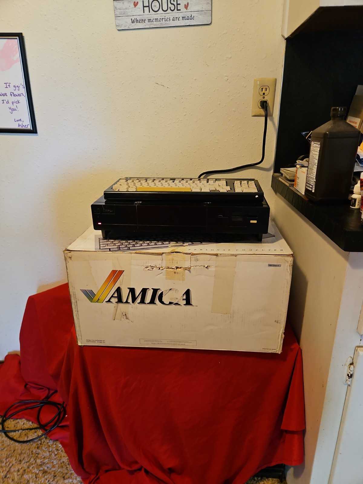 Custom. Commodore Amiga 1000 Computer With Box And Keyboard Turns On As Is