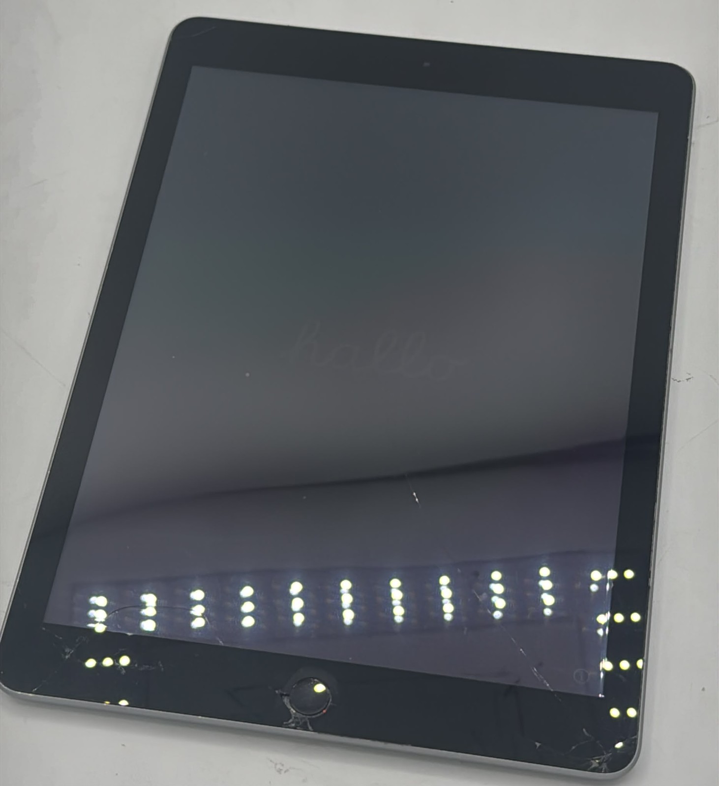 Apple iPad (6th Generation) 9.7-inch 32GB Wi-Fi Only A1893 - Space Gray (/RT7...