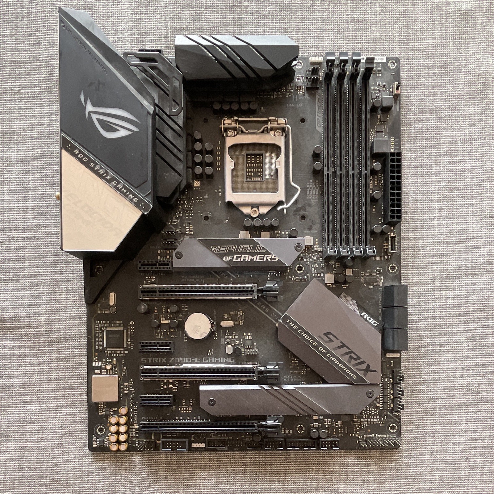 ASUS ROG STRIX Z390-E GAMING ATX LGA1151 DDR4 Wi-Fi 4-DIMM Motherboard
