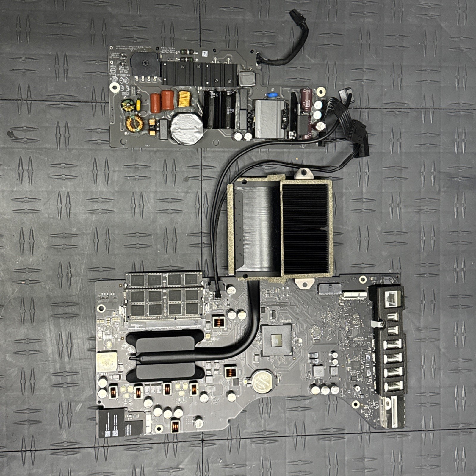 Late 2013 21.5" iMac Logic Board Combo | i3 3.3GHz | 16GB RAM | 820-3172-A