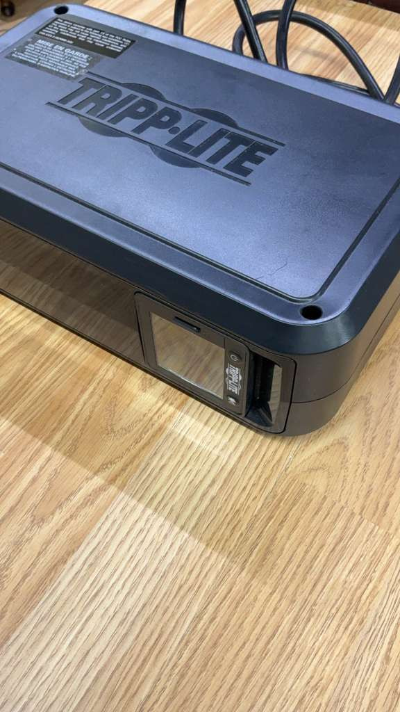 Tripp Lite OMNI900LCD 900VA 475W UPS Battery Backup 6-Outlet 120V