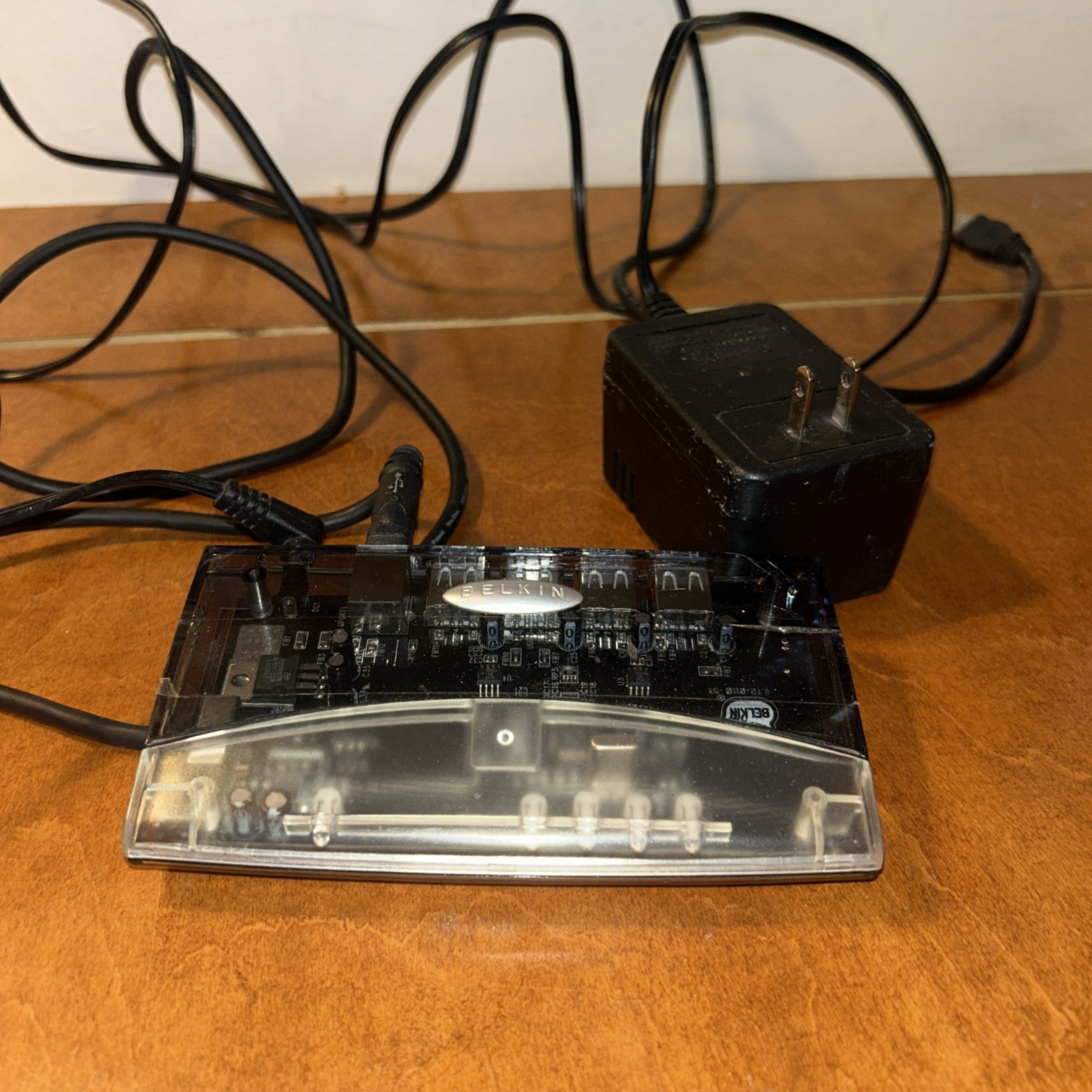Belkin 4 Port USB Hub F5U021 with AC/DC Power Adapter Cords E4