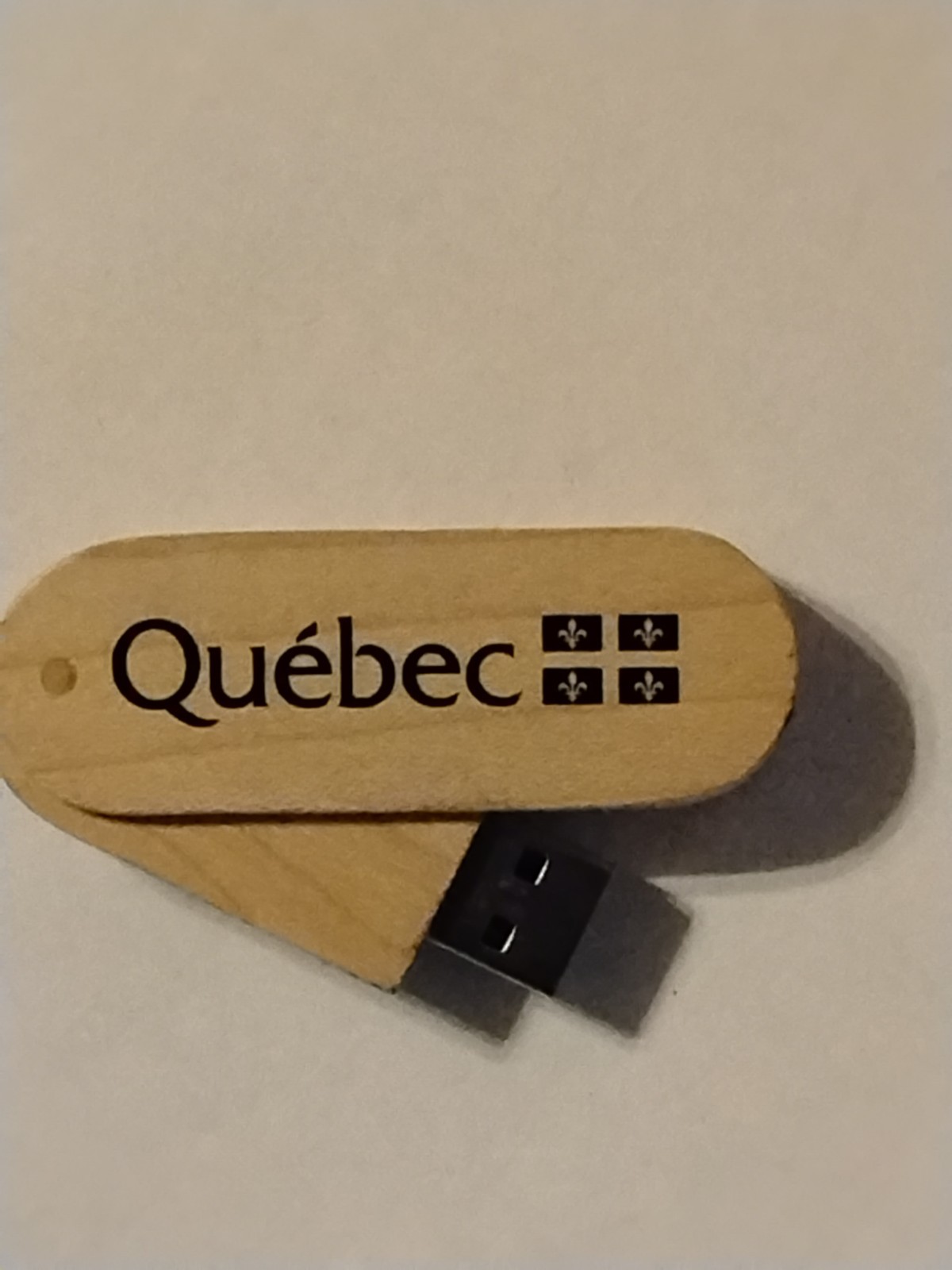 QUEBEC COLLECTIBLE 1G USB FLASH DRIVE WOOD THUMB INTERESTING ITEM