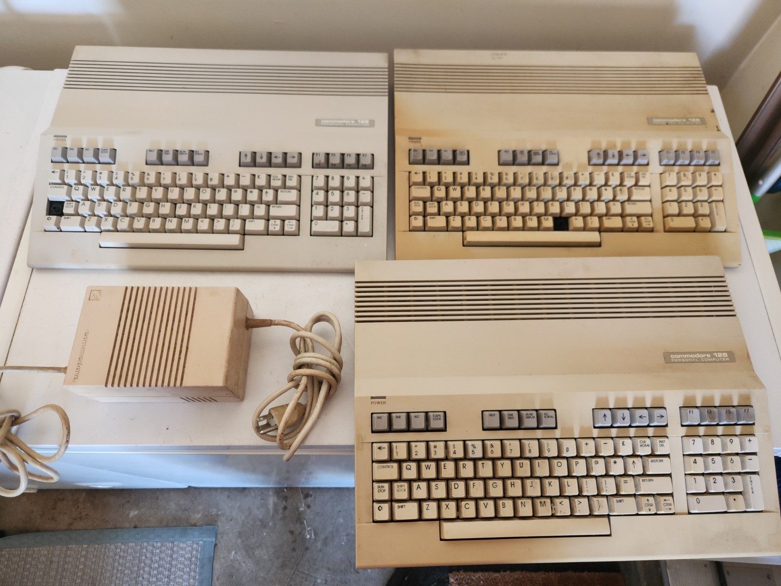 3 Commodore 128 Computer ALL POWER ON & 1 POWER SUPPLY READ DESCRIPTION ( PARTS