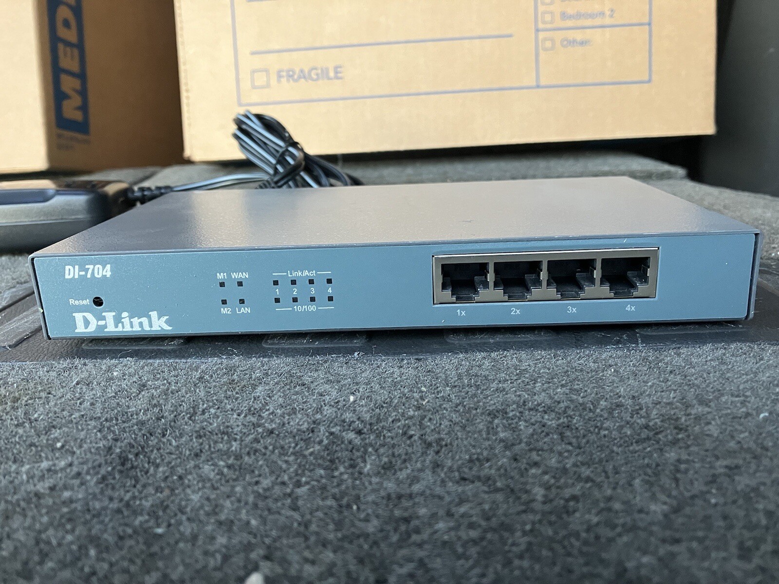 D-Link DI-704 Internet Gateway and Firewall with 4 Port Switch