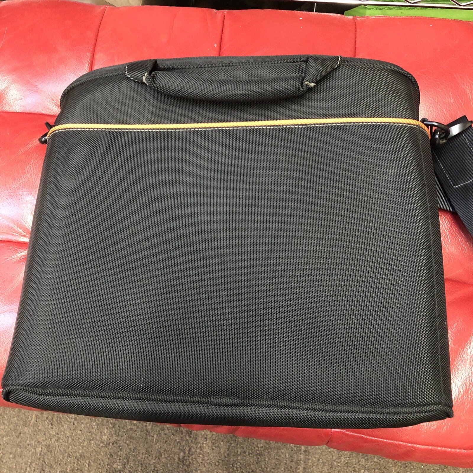 New Booq Small ThinkPad MacBook Tablet Top Load Case Black with Strap 13”