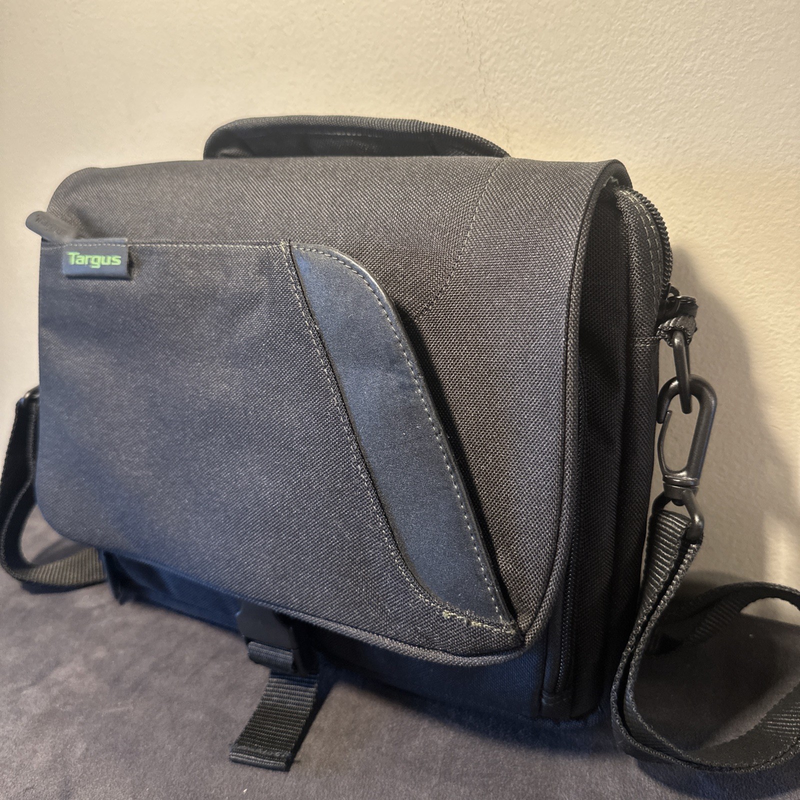 Targus Ecosmart 10" Laptop Or Tablet Padded Bag Messenger Case Crossbody Strap