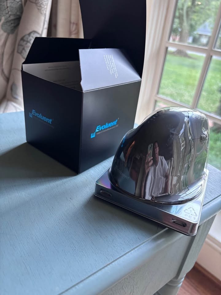 Evoluent VerticalMouse 4: Wireless Right Hand Mouse / VM4RW