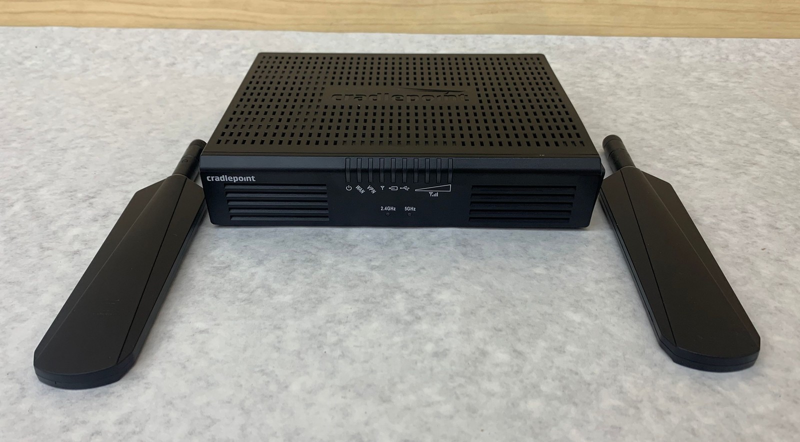 Cradlepoint AER1600 4-Port Wireless Router (AER1600LPE) *READ*