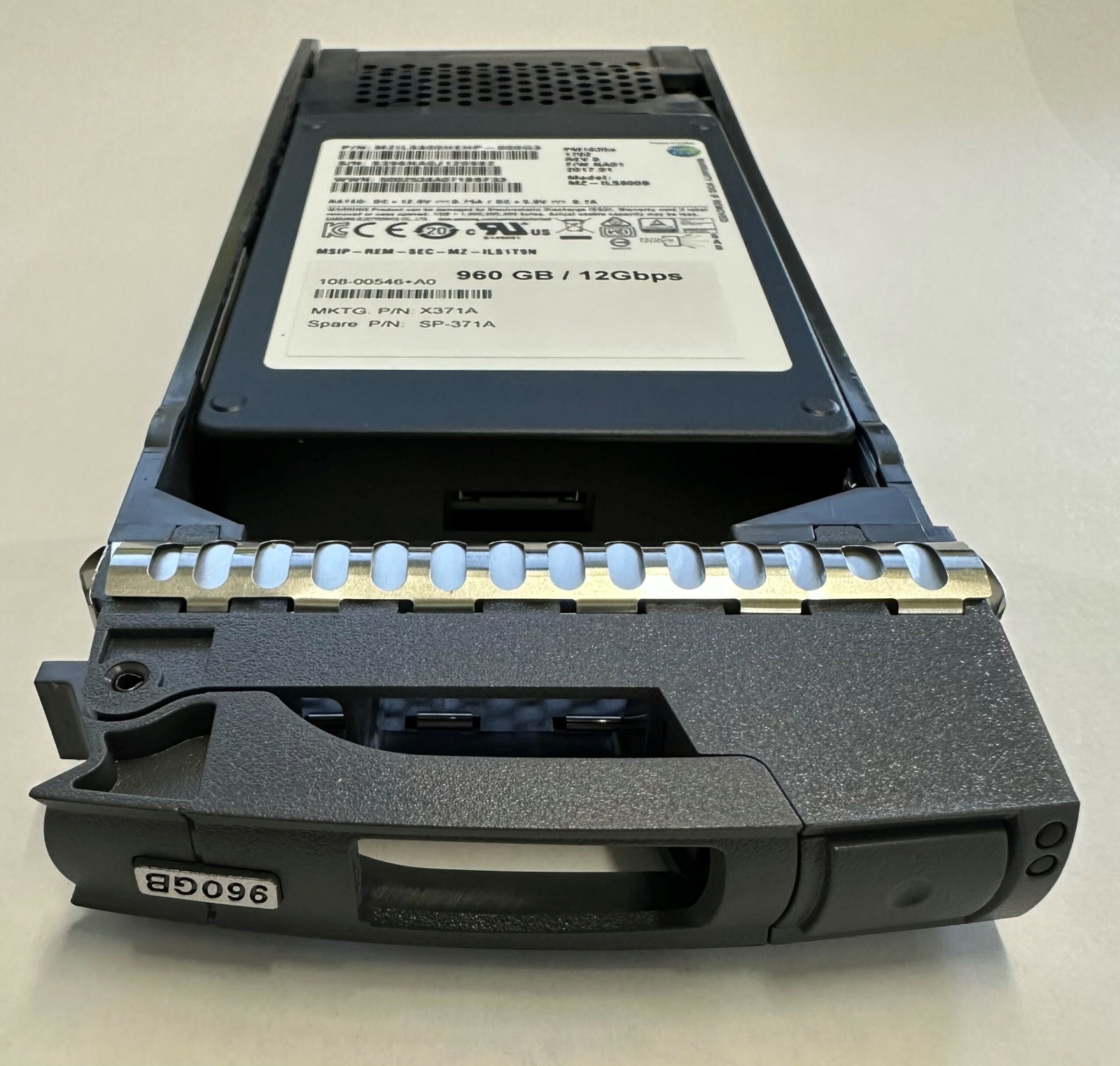 X371_S163A960ATE - Netapp 960GB SSD SAS 2.5" HDD for DS224C, 24 bay enclosure...