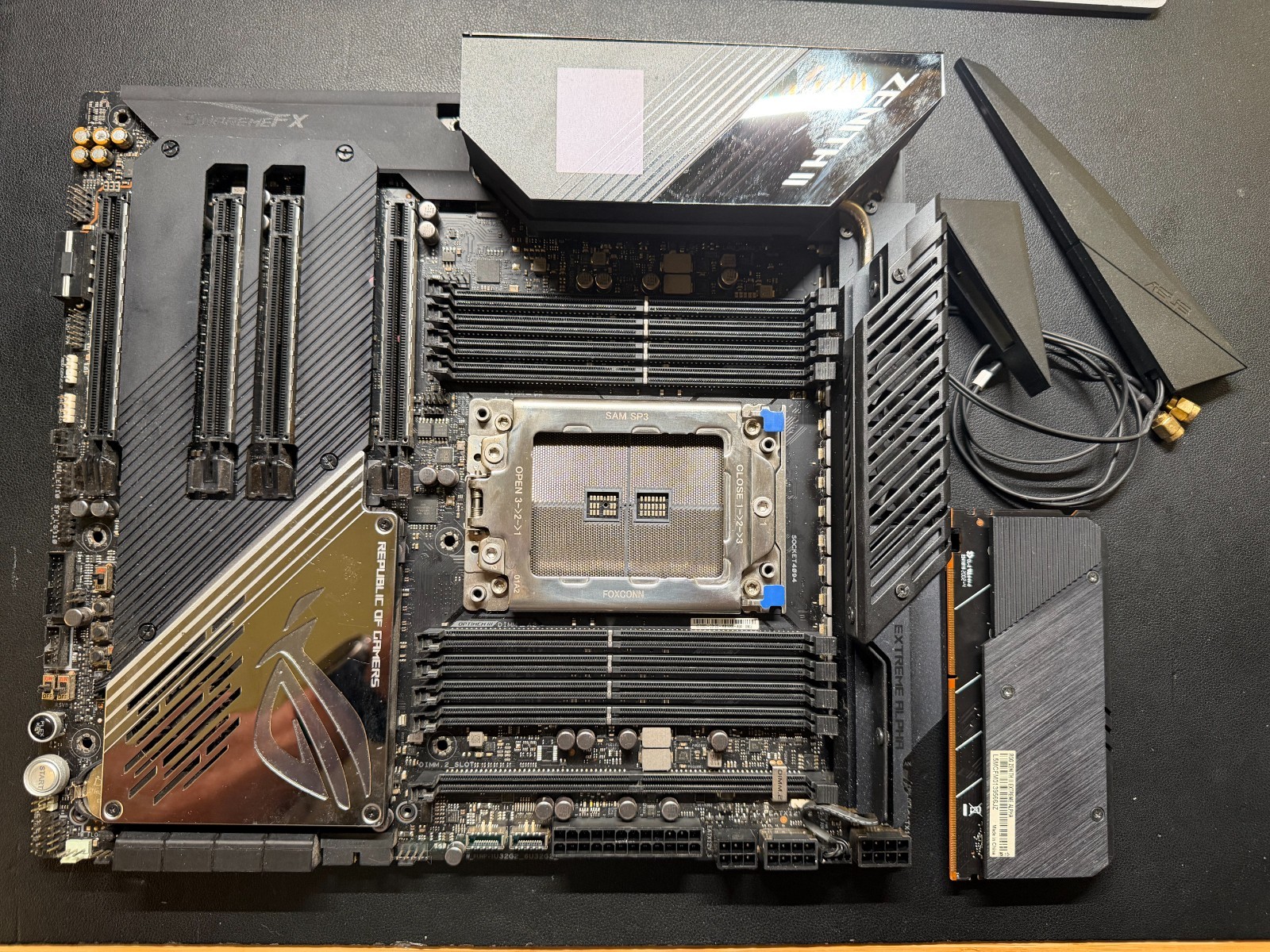ASUS ROG ZENITH II EXTREME ALPHA Motherboard sTRX4 DDR4 E-ATX