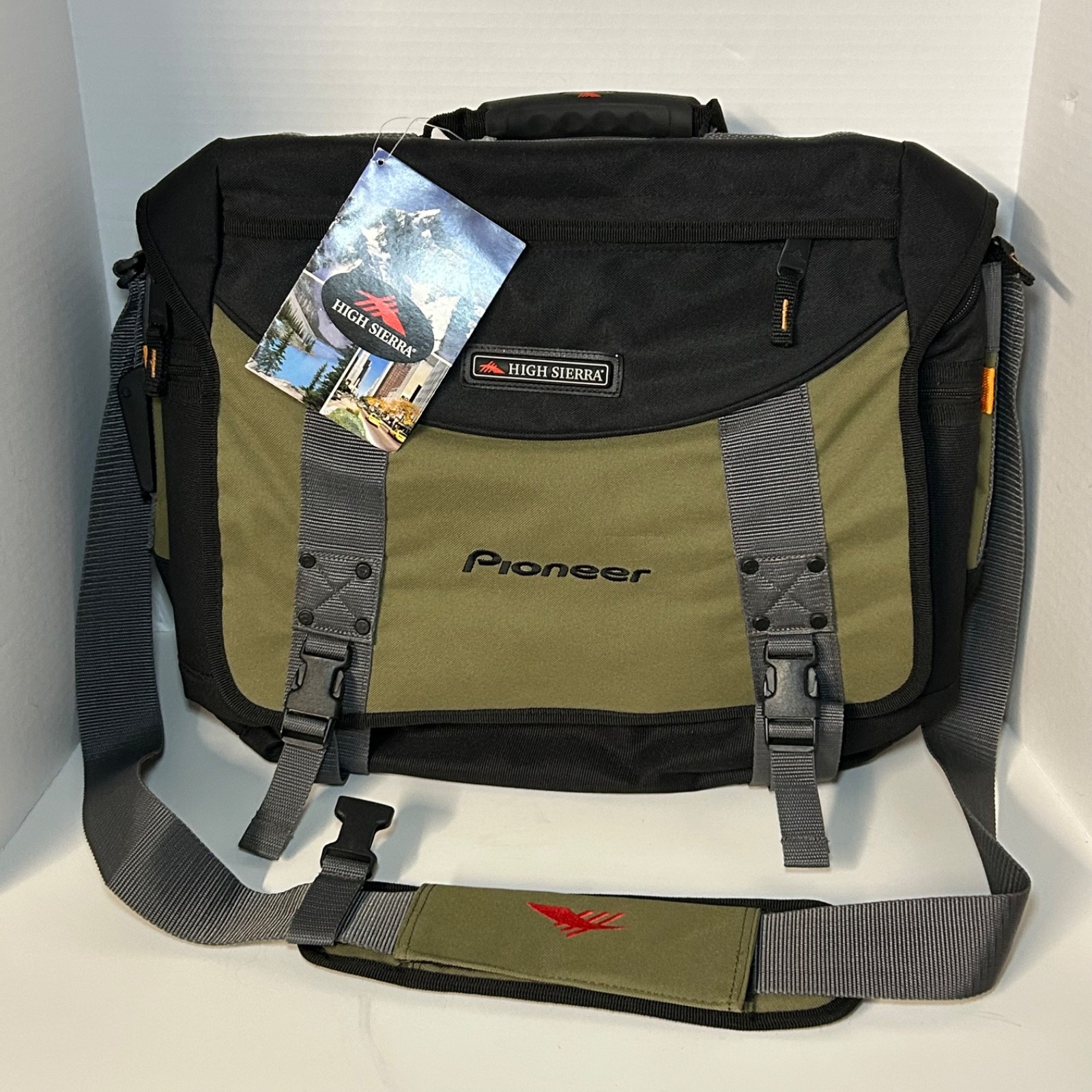 NWT High Sierra Embroidered Pioneer Logo Messenger Laptop Bag Padded AT122 NEW