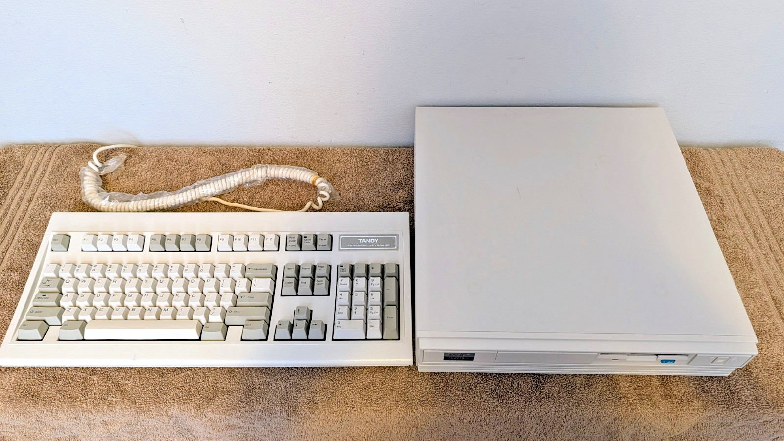 Tandy 1000 RLX-1453B Hard Drive Computer and Enhanced Keyboard / Super Clean 