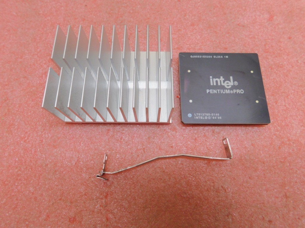INTEL Pentium Pro 200 Socket 8 CPU w/ Heatsink -- SL25A -- 200MHz 1M