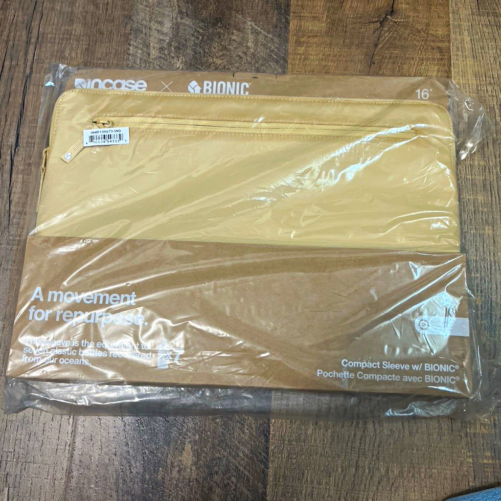 Incase Compact Sleeve with BIONIC for 16in MacBook Pro Beige Nylon Padded Zip