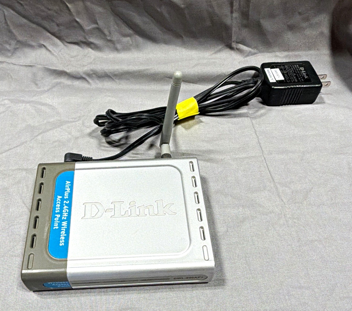 D-Link AirPlus DWL-2000AP+ 2.4GHz Wireless Access Point 54 Mbps w/ Adapter