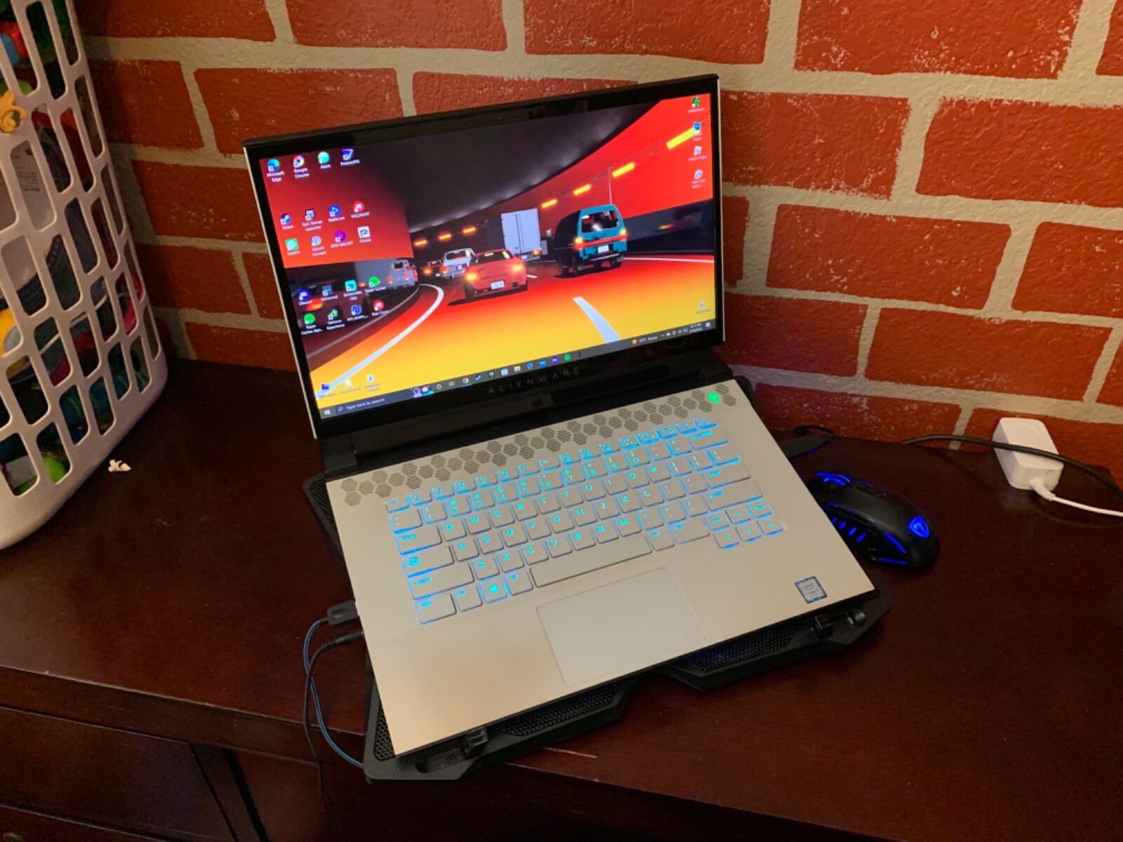 white dell alienware m15 r2 + air cooler pad + led mouse