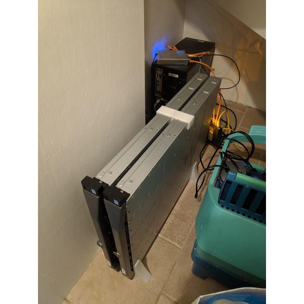 Double 1u server stand (vertical) 3D-Printed
