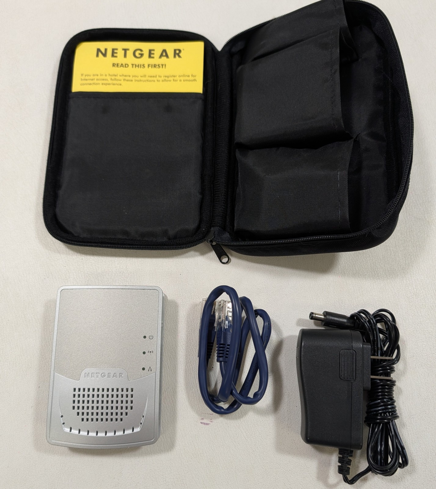 NETGEAR WGR101 54 Mbps Wireless Travel Router Complete Kit w/ Case Adapter Cable