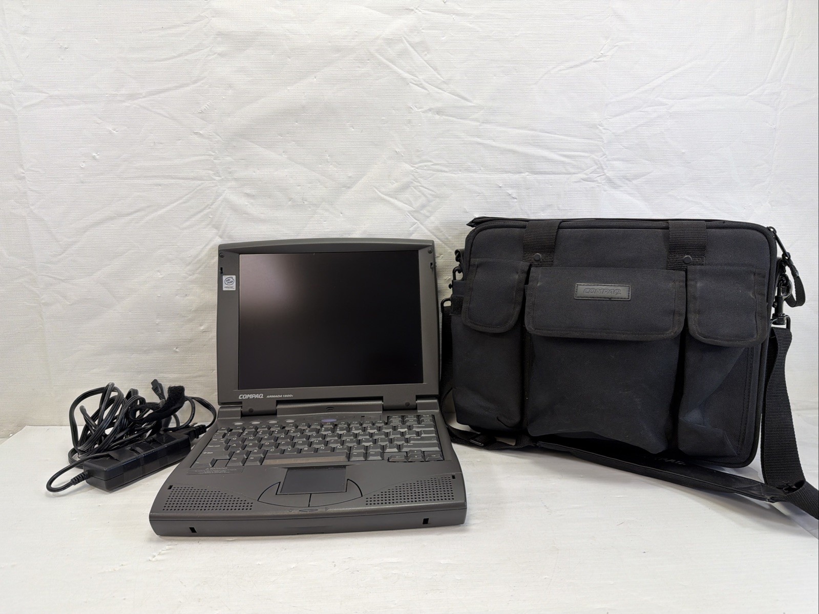 Compaq Armada 1500C Retro Laptop w/ Original Charger & Carrying Case NO HDD/OS