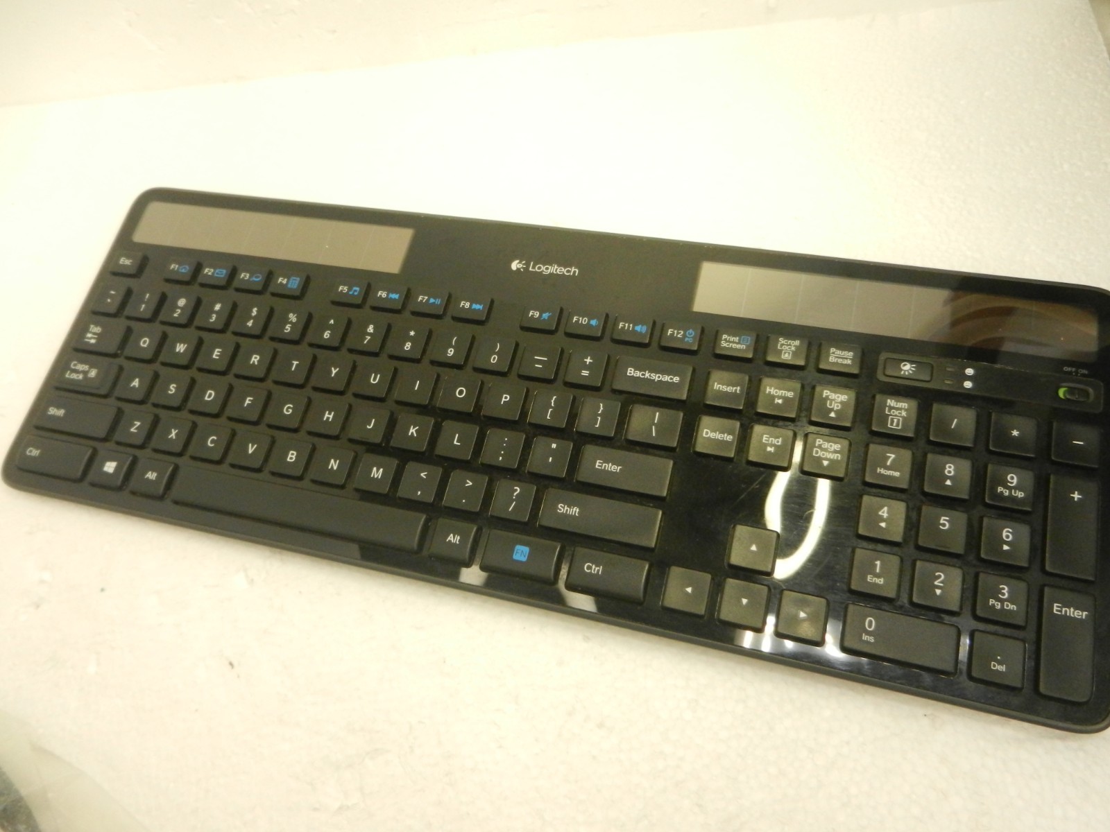 Logitech K750 Solar Wireless Ultra Slim Black Keyboard - w dongle NEEDS BATTERY
