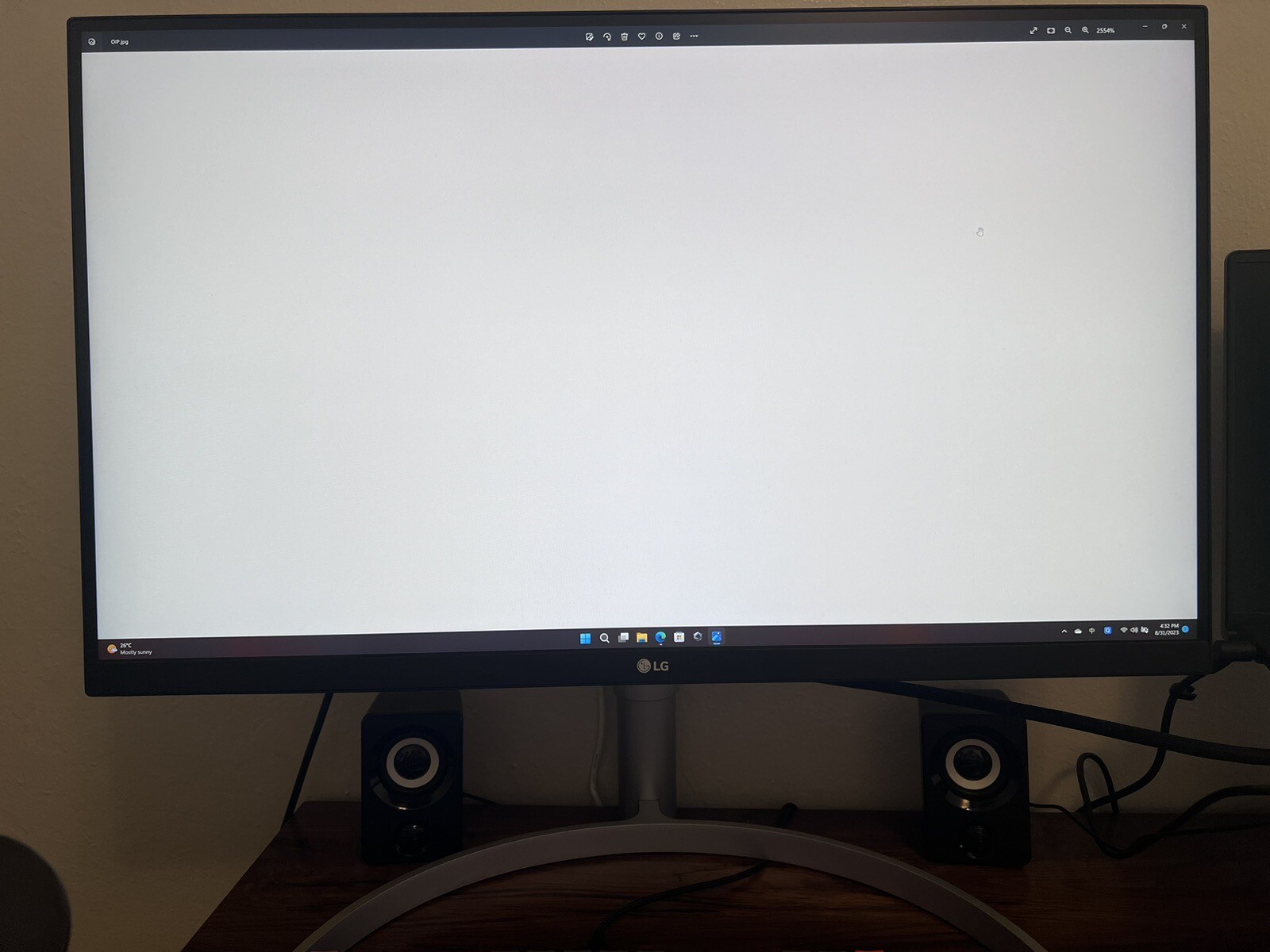 LG 27UN850-W 27" Ultrafine UHD IPS Monitor,very new condition,60w Type C Charge.