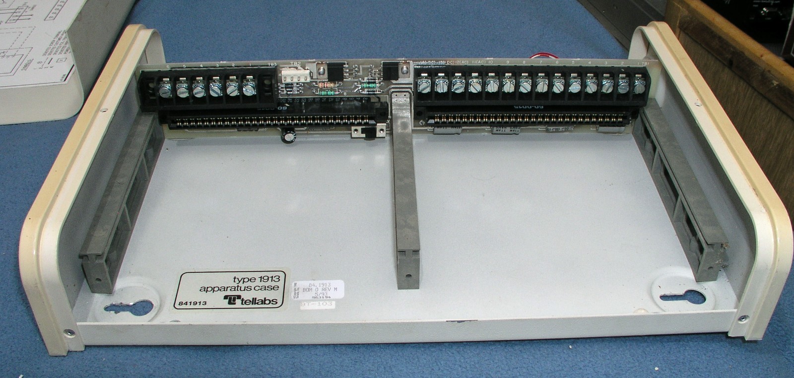 TELLABS 1913 APPARATIS CASE / CABINET WITH REGULATED POWER SUPPLY - INPUT 26 VAC