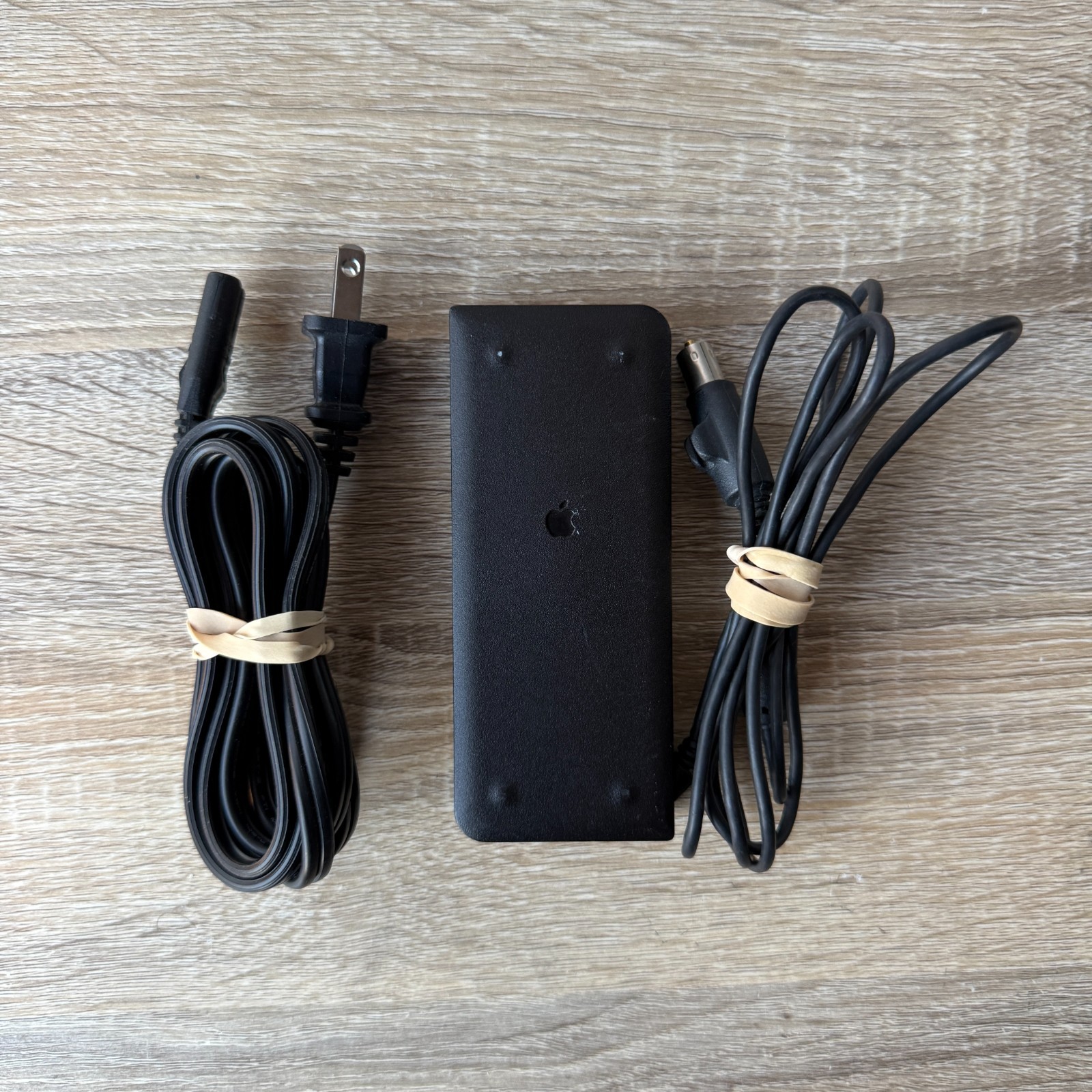 OEM 1998 Apple Macintosh PowerBook Charger 45W AC Adapter 24V 1.875A M4402 A1