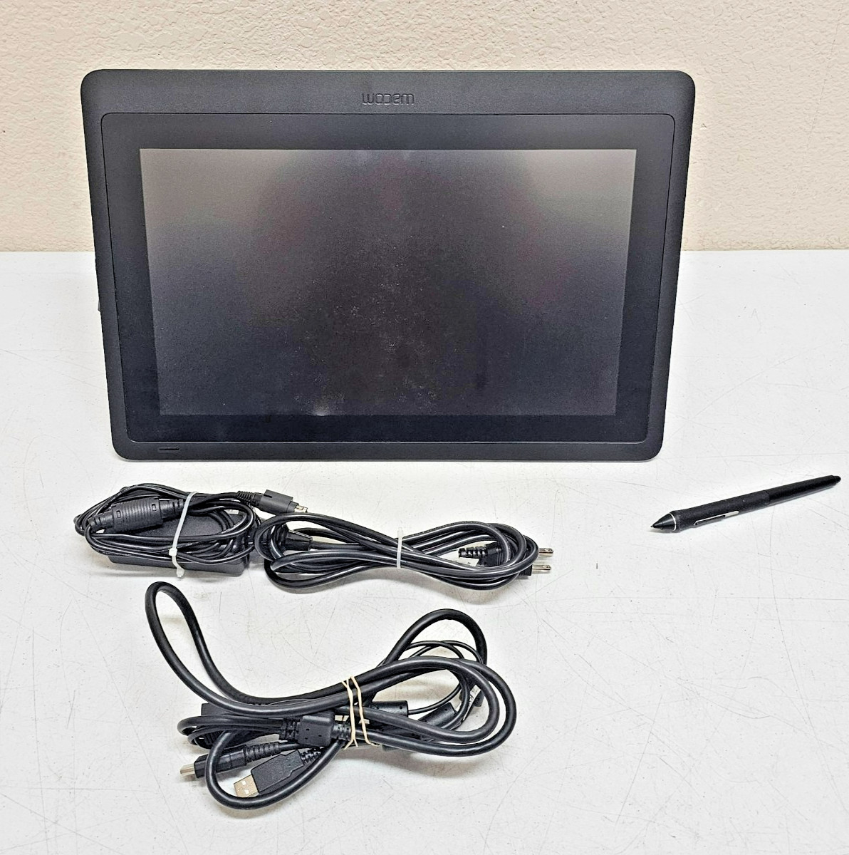 Wacom Cintiq 16 Drawing Tablet FHD 15.6" Display DTK1660 w/Pen & Cables