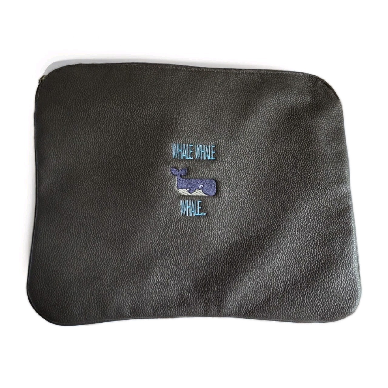 Thirty-One Savvy Sleeve Laptop Bag in Peacock Pebble - Whale Embroidered 