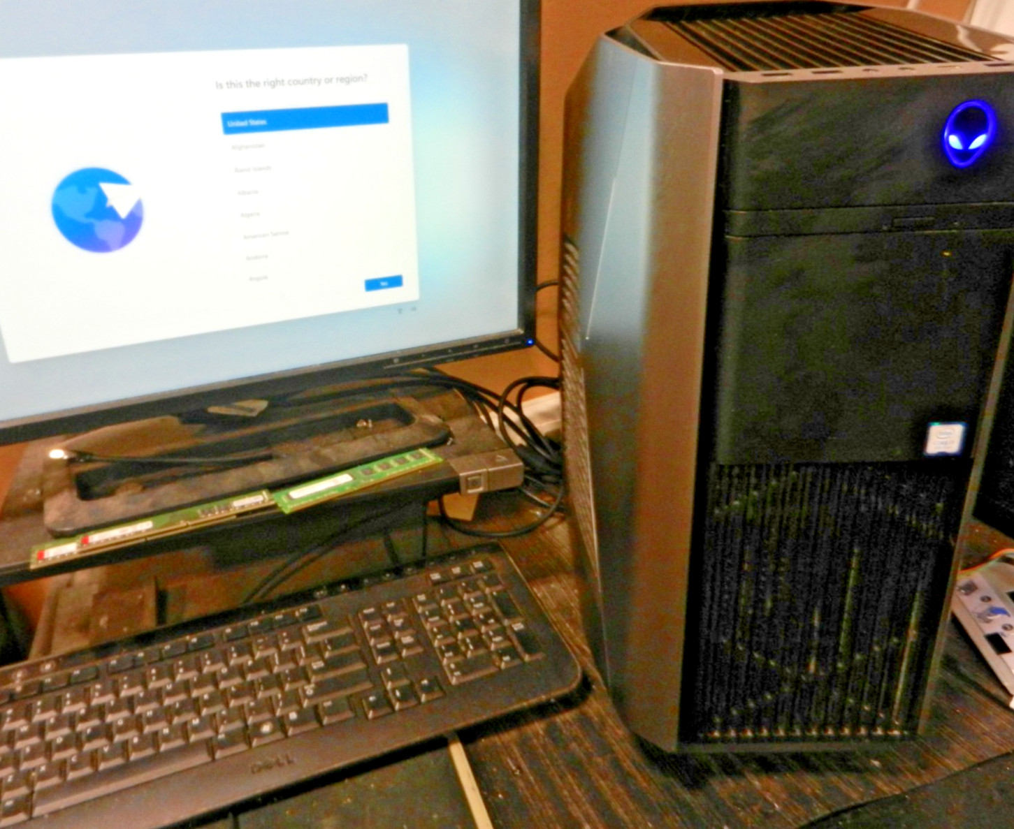 Alienware Aurora R7 Intel CORE i7-8700K @ 3.70Ghz / 16GB / 256GB (see bios pics)