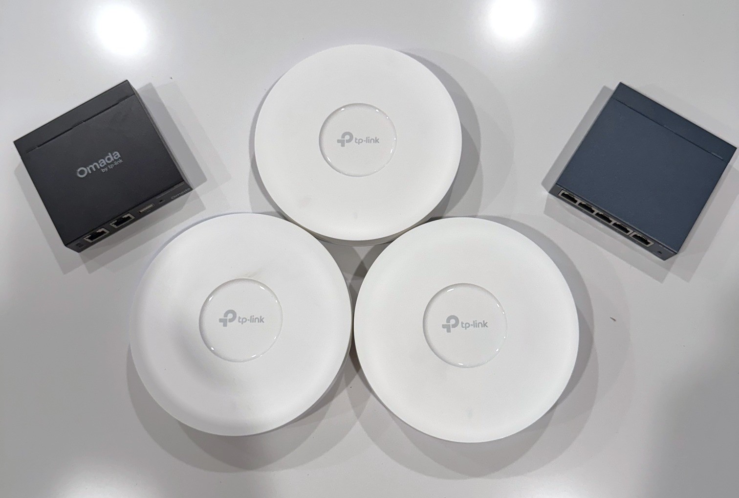 TP-Link Omada Kit 3x EAP620 HD WiFi 6 Ceiling Access Point + OC220 Controller