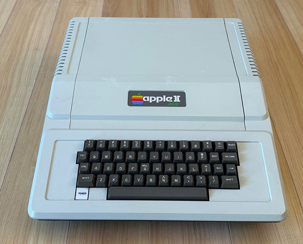 Apple II Plus 64KB A2S1048, Works Clean