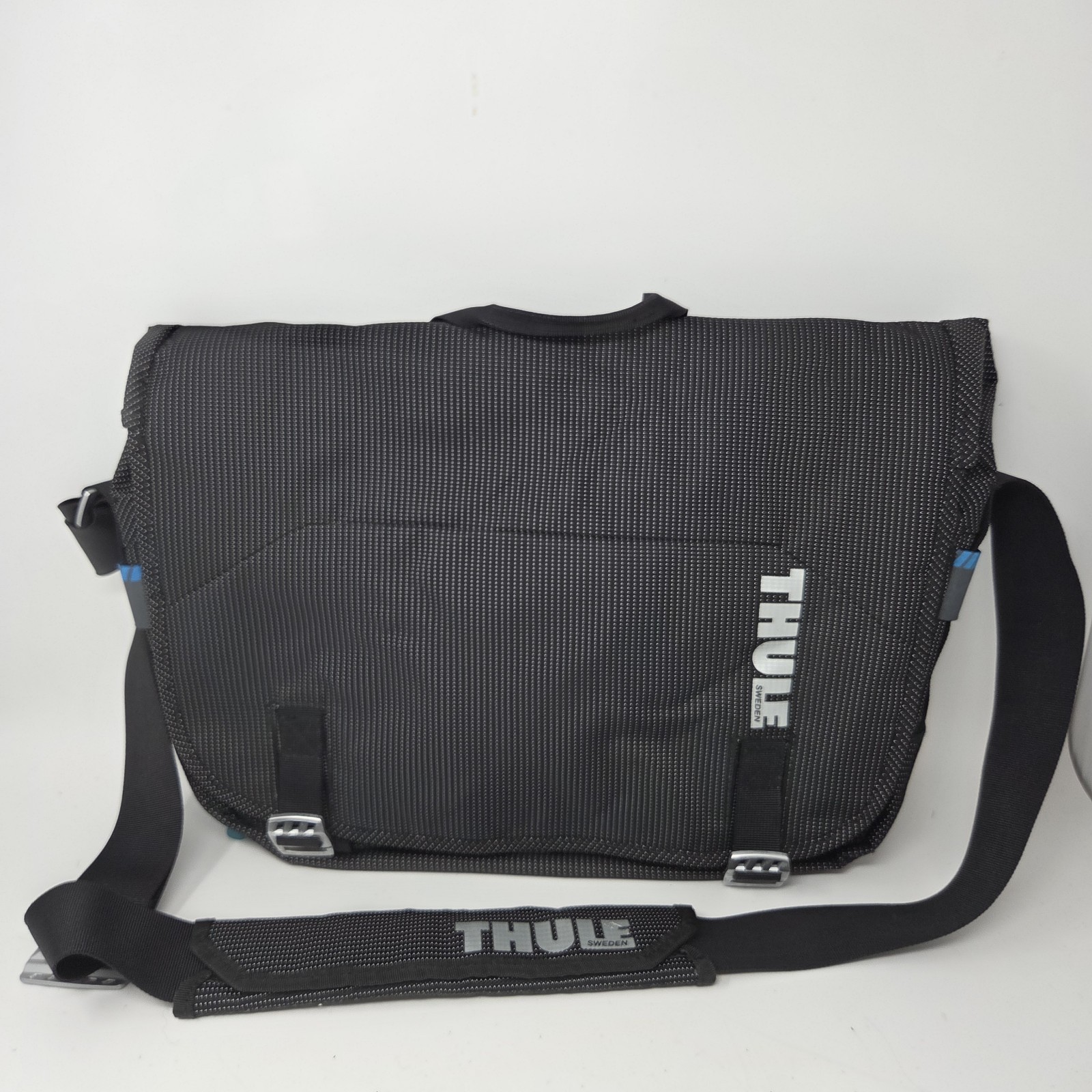 Thule Crossover TCMB-115 15.4-Inch Macbook/Pro/Air or PC Messenger Bag (Black)