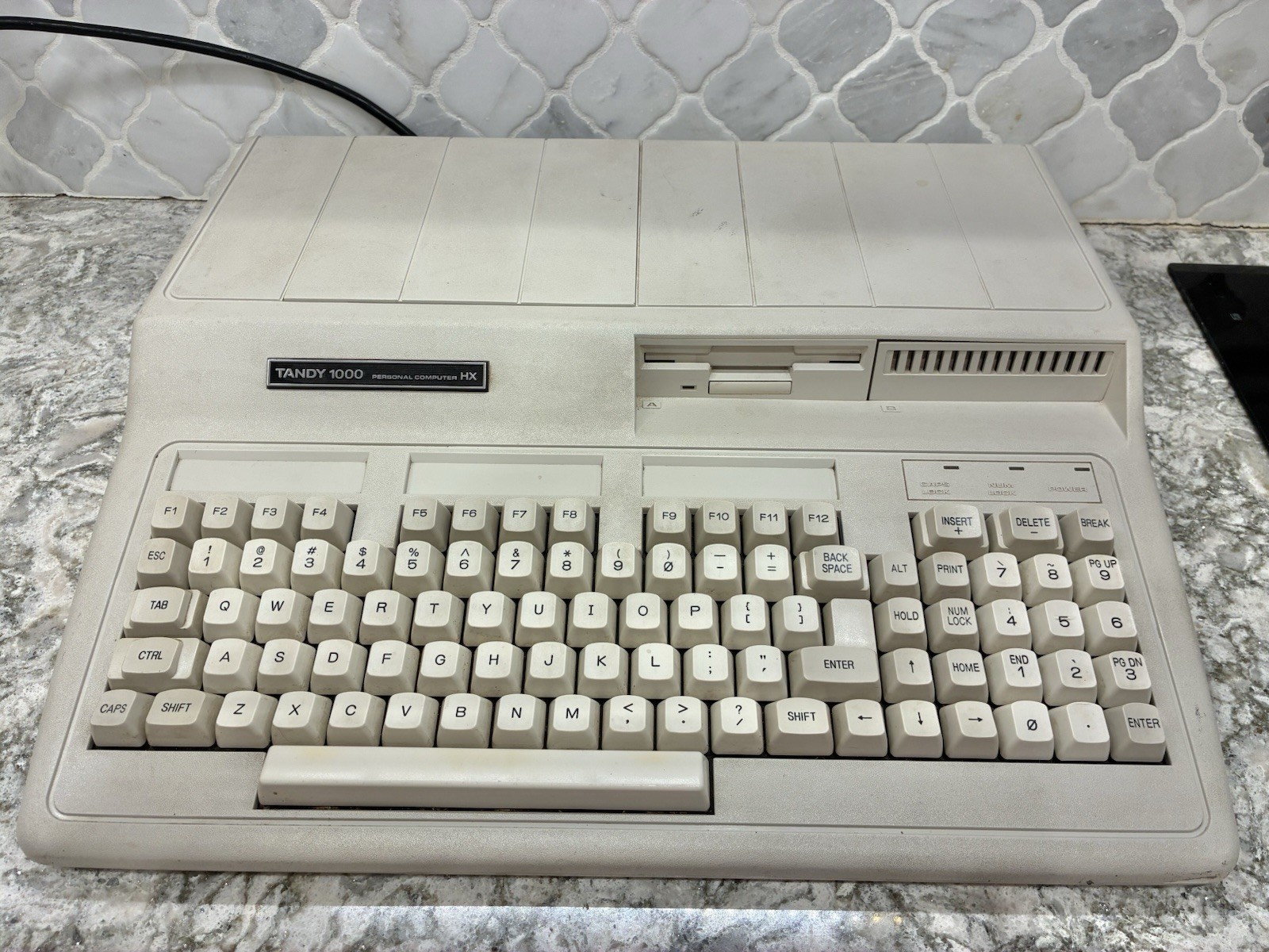 VTG TANDY 1000 HX 25-1053 PERSONAL COMPUTER POWERS ON - NOT FULLY TESTED
