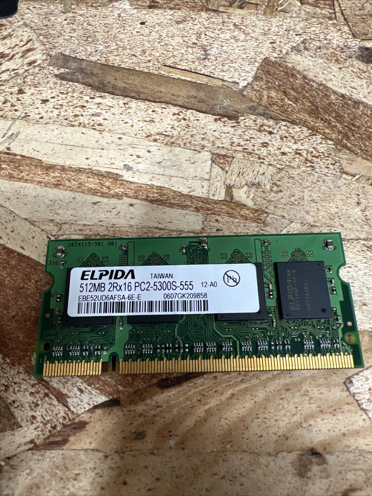 EBE52UD6AFSA-6E-E GENUINE ELPIDA LAPTOP MEMORY 512MB 2RX16 PC2-5300S-555 (CA62)